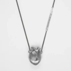 Björg Jewellery - Halsband Anatomiskt Hjärta Large Svart