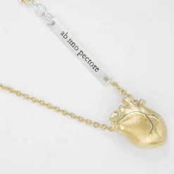 Björg Jewellery - Halsband Anatomiskt Hjärta Medium Kort Guld