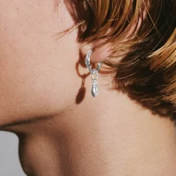 Björg Jewellery - Örhängen Anatomiskt Hjärta Hoop Silver