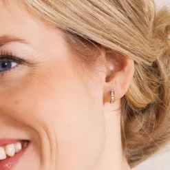 Blomdahl - Örhängen Brilliance Curved Medium Guld Klar