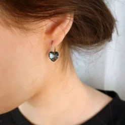 Blomdahl - Örhängen Heart Titan Svart