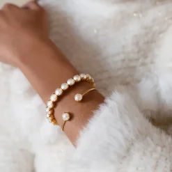 Caroline Svedbom - Armband Classic Stud Petite Pearl Vit