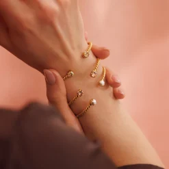 Caroline Svedbom - Armband Mini Twisted Pearl Guld