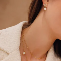 Caroline Svedbom - Halsband Emmy Pearl Guld