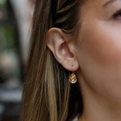 Caroline Svedbom - Örhängen Claps Mini Drop Guld Light Peach