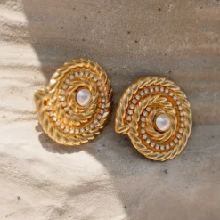 Caroline Svedbom - Örhängen Ocean Pearl Guld