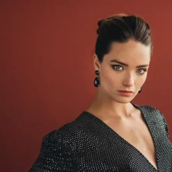 Caroline Svedbom - Örhängen Perfect Drop Guld Graphite