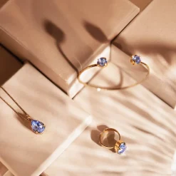 Caroline Svedbom - Ring Mini Drop Guld Light Sapphire