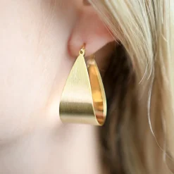 Snö of Sweden Örhängen Shy Oval Drop Guld