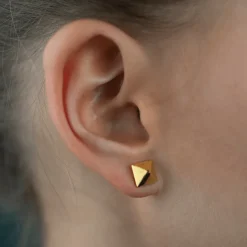 Sophie by Sophie - Örhängen Pyramid Studs Guld