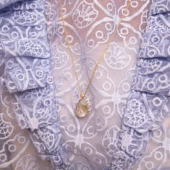 Caroline Svedbom - Halsband Classic Drop Guld Serene Delite